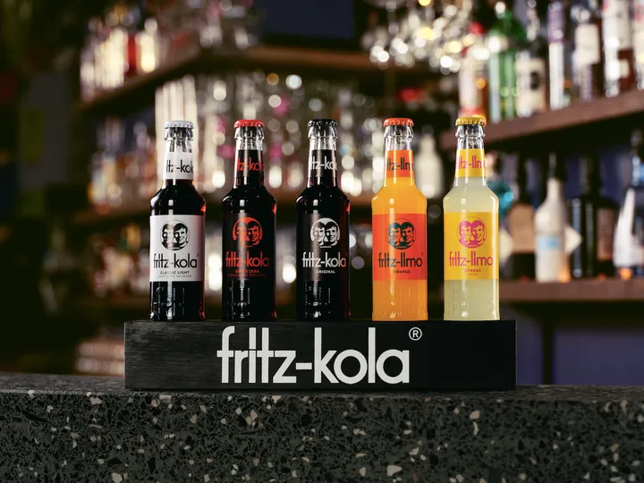 fritz-kola flesjes op een bar